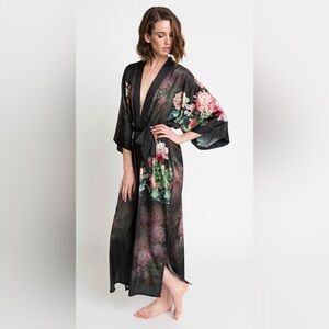 Kim + Ono Chrysanthemum Long Kimono Robe Black & Pink